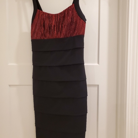 Black and Red Tiered Sleeveless Dress - Picture 2 of 4